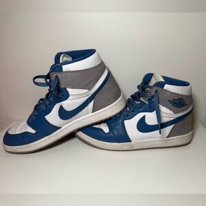 Nike Air Jordan 1 Retro High OG "True Blue" sneakers. 
Mens 10
